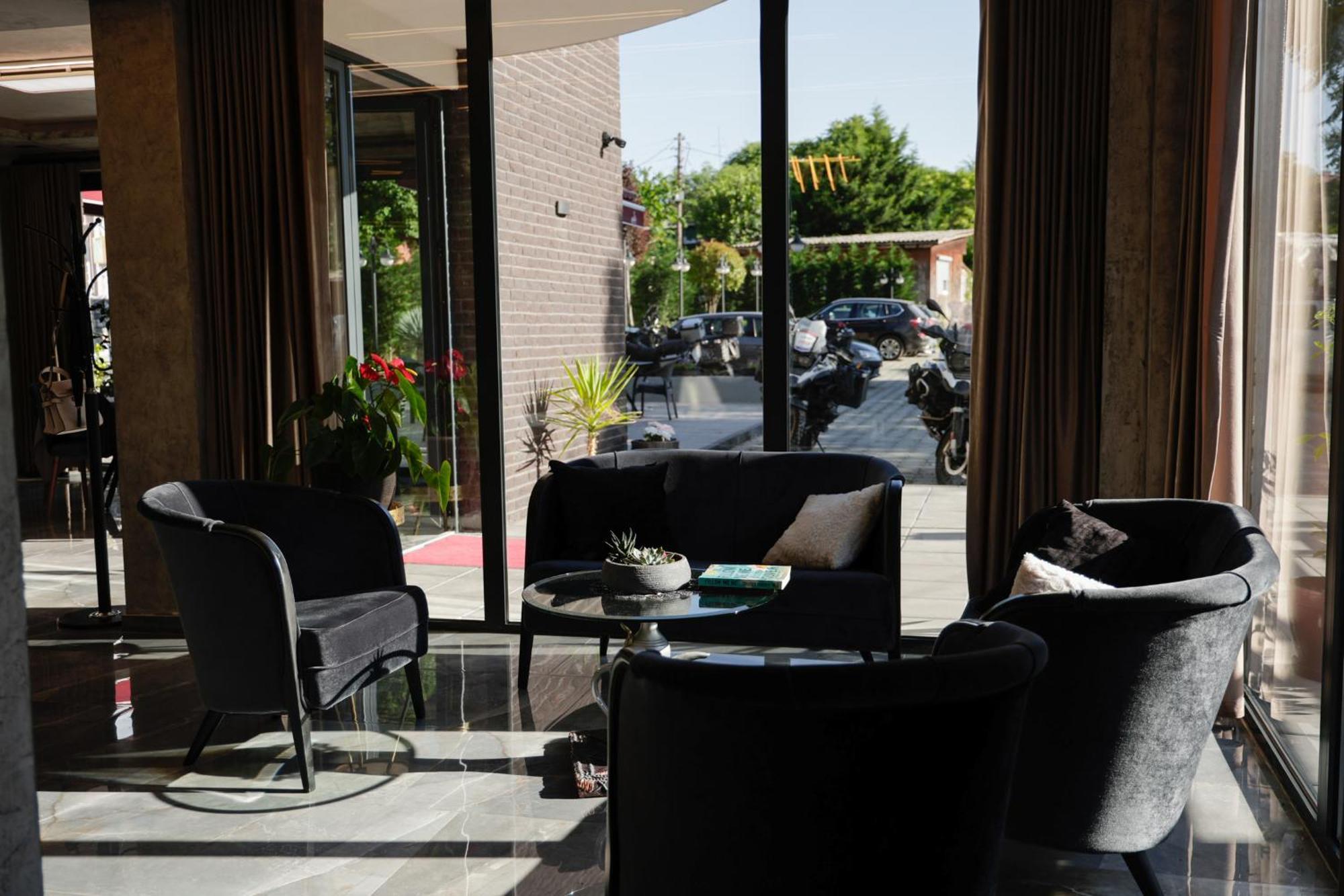 Vetus Hotel Pristina Exterior foto